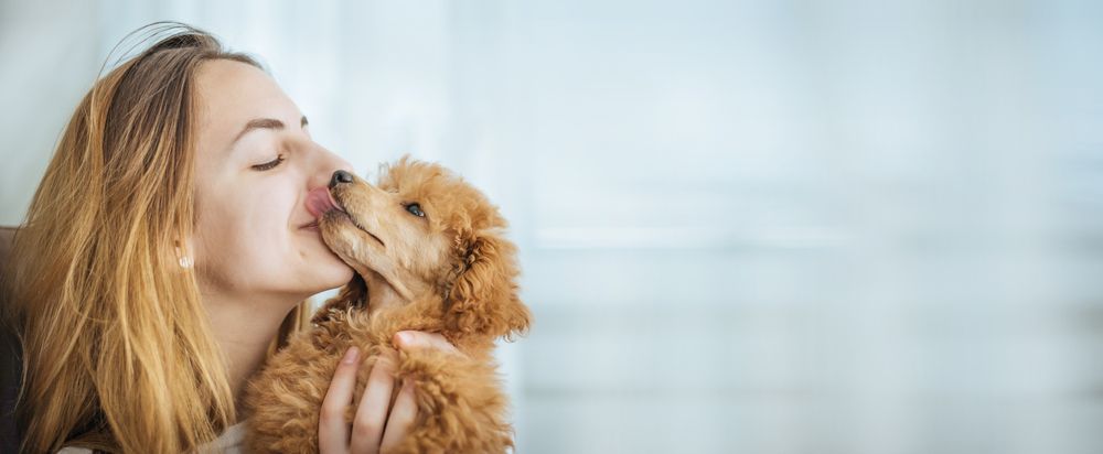 ragazza bacia cane