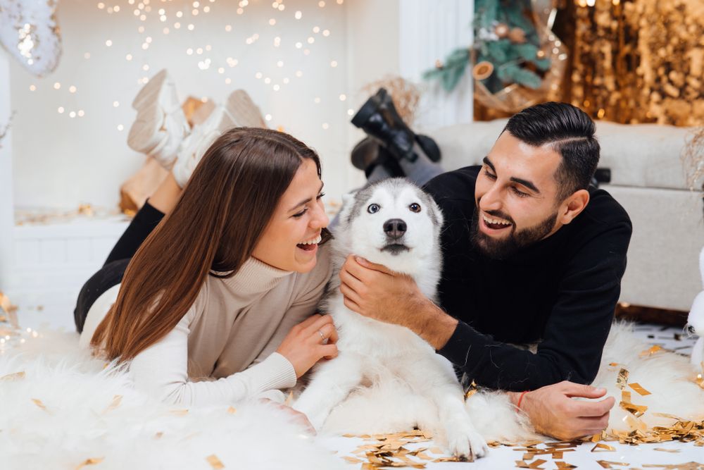 husky sdraiato sul tappeto con la sua famiglia adottiva