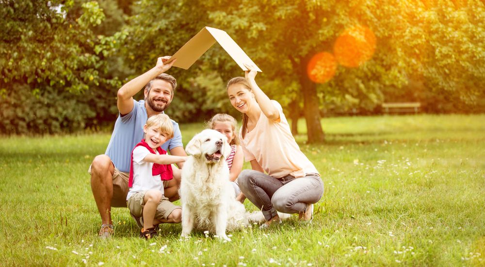 famiglia felice con cane